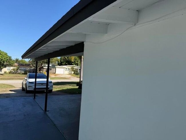 Building Photo - 1014 W Drew St