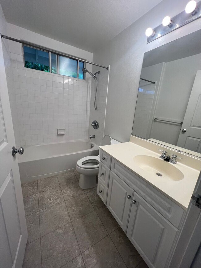Building Photo - Beautiful 2 bed/2 bath Condo at Viewpointe...