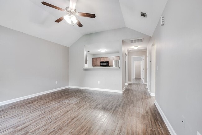 Building Photo - Charming 3BR Home/ Fenced Yard Convenient & Comfortable Living