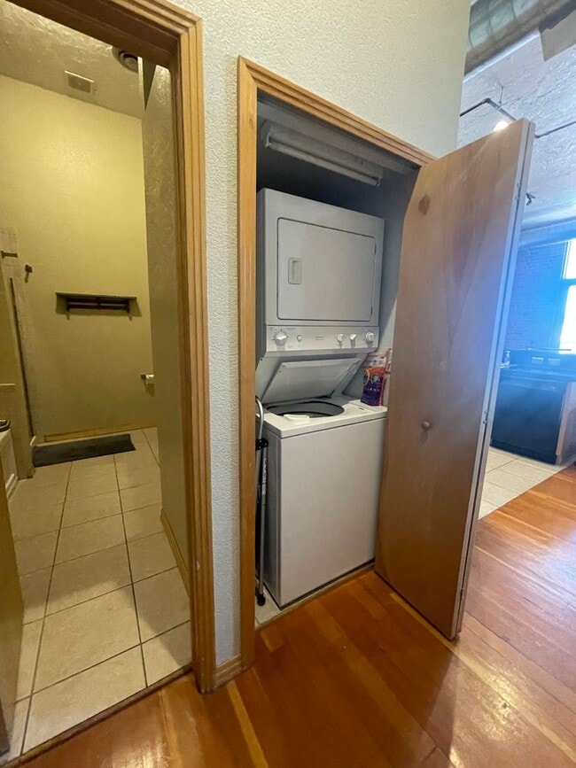 Building Photo - Downtown living at your doorstep loft styl...