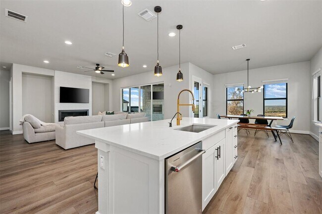 Building Photo - 204 Roseleaf Ct
