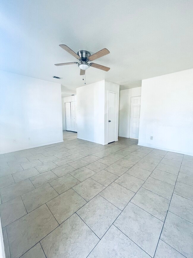 Building Photo - 1705 Benttree Dr