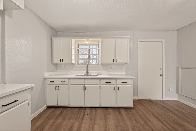 Building Photo - Affordable 4-Bedroom 2-Bathroom Convenient South Houston Home Near Medical Center & City Access