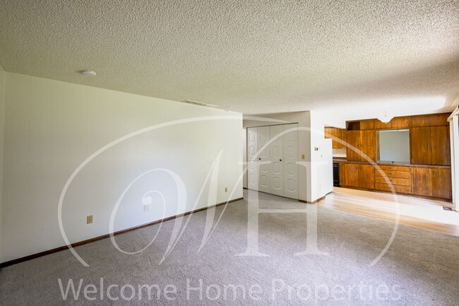 Building Photo - Great 2 Bedroom Condo with Storage and Out...