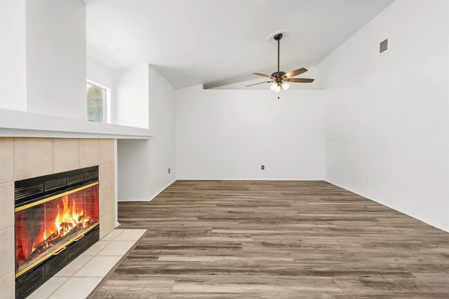 Building Photo - Spacious 4 Bedroom, 2 Bathroom Home!