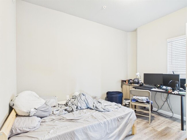 Building Photo - 911 W 22nd St