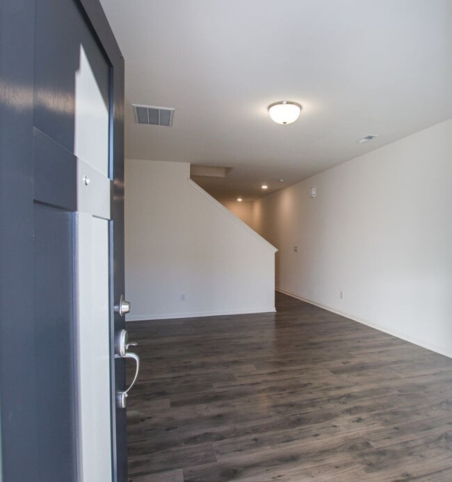 Building Photo - BEAUTIFUL 3BD/2.5BTH Townhome - Belmont - JULY MOVE IN