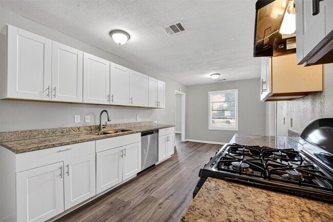 Building Photo - 4909 Holloway Dr