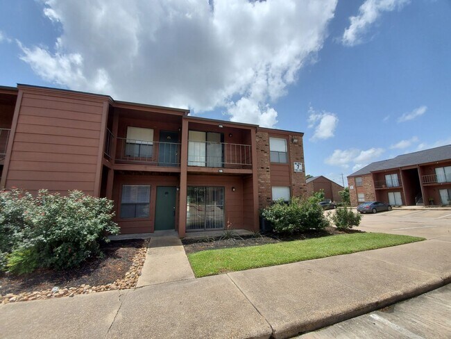 Building Photo - 904 University Oaks Blvd