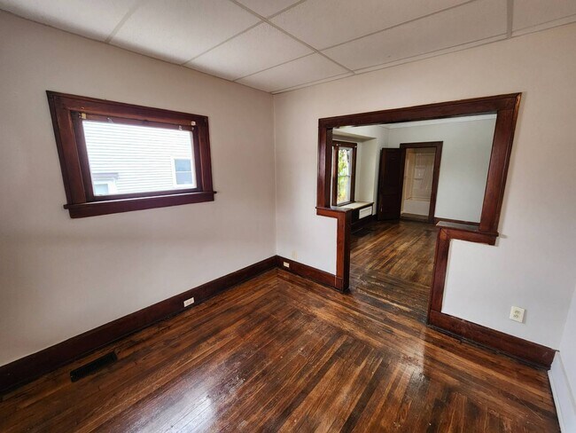 Building Photo - Charming 4-Bedroom Property in Prime Location (SECTION 8 VOUCHERS ACCEPTED)