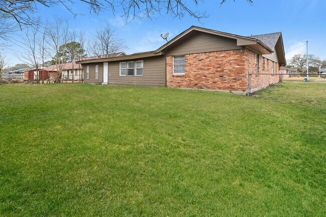 Building Photo - 4303 Trail Lake Dr