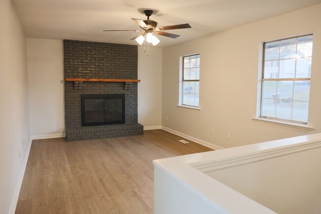 Building Photo - NEWLY REMODELED