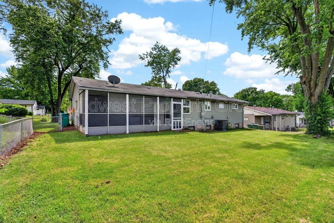 Building Photo - 515 Topaz Ave