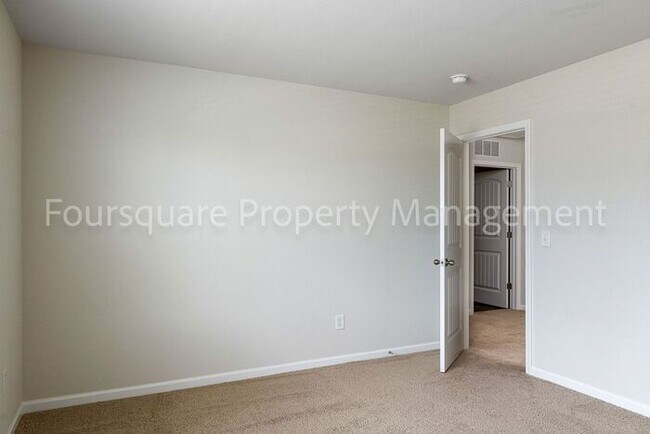 Building Photo - Spacious 3-Bed Home with Loft, Modern Kitc...