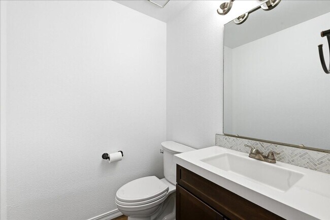 Building Photo - 3 Bedroom 2.5 Bathroom Townhouse in Southeast Boise
