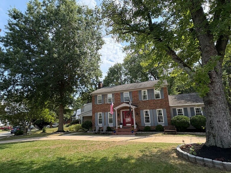 Building Photo - 5401 Broadmoor St