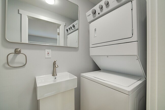 Building Photo - 3Bd/1.5Ba Bellevue House