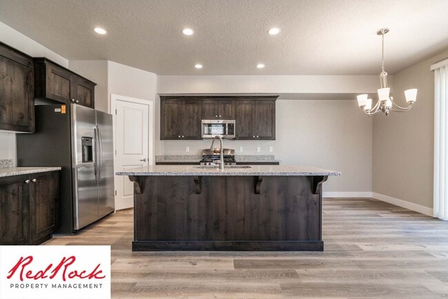 Building Photo - Spacious End Unit Townhome in Hurricane He...