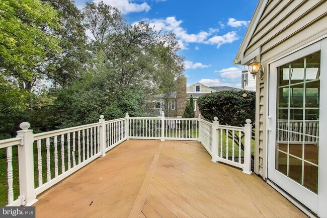 Building Photo - 9326 W Parkhill Dr