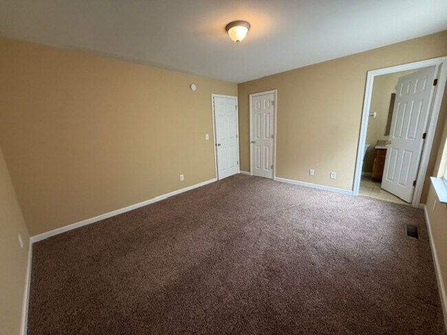Building Photo - 2 Bedroom 2 Bath Duplex with Garage