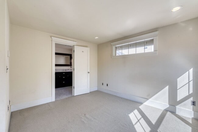Building Photo - Capitol Hill Townhouse