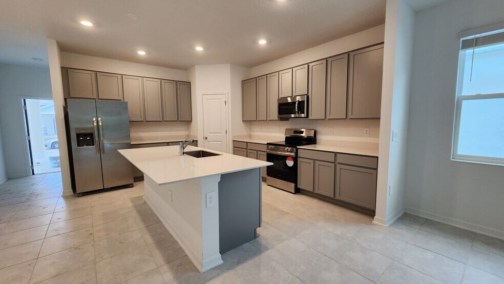 Fully equipped kitchen - 1427 Brentwood Dr
