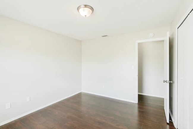 Building Photo - 1303 Village Ct
