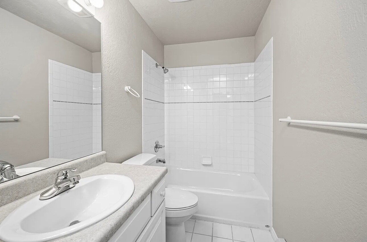 Building Photo - 712 Glen Ct