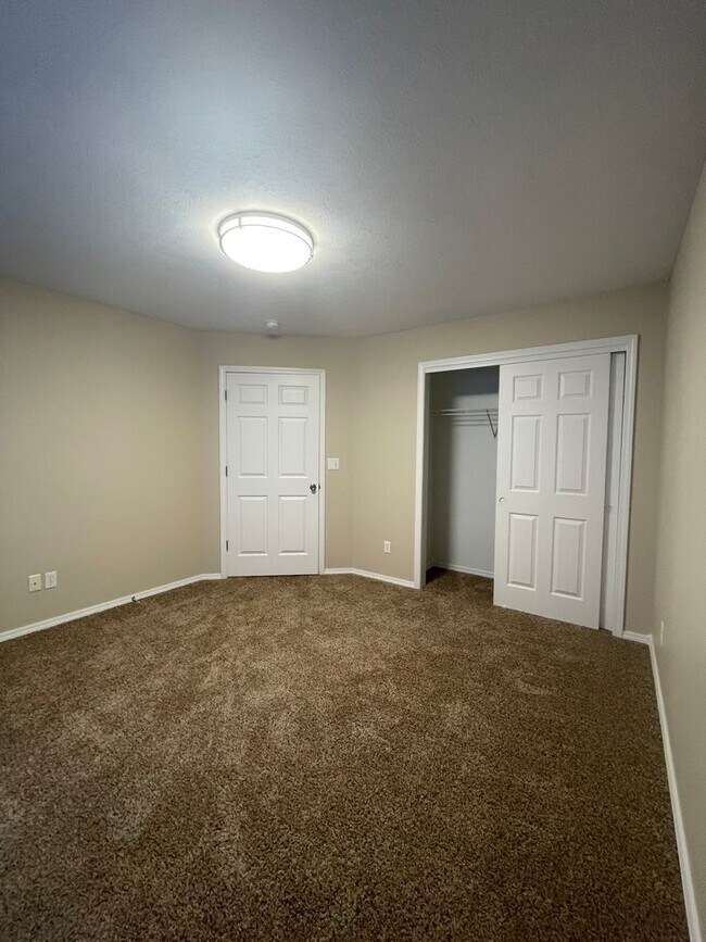 Building Photo - Executive Rental in Willard School District