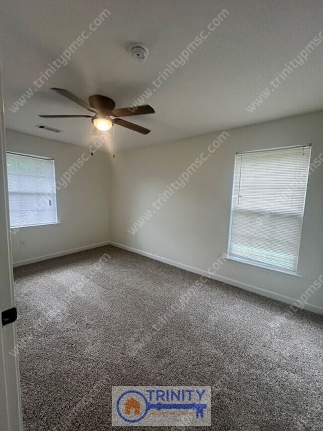 Building Photo - Cute TWO STORY Town Home!