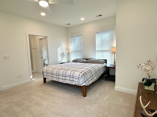 Building Photo - LUXURY TOWNHOME IN FOREST ACRES