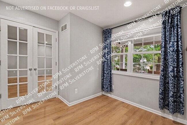 Building Photo - 829 N Dorchester Ave