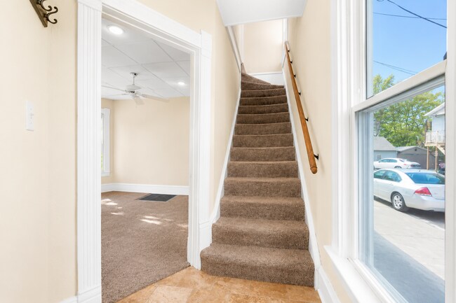 Building Photo - $1500 | 3 Bedroom 1 Bathroom | Two Story