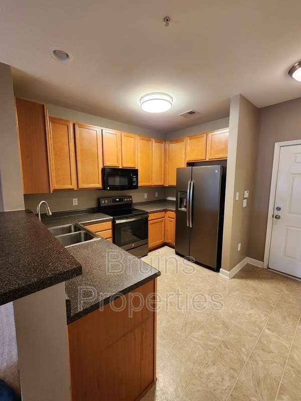 Building Photo - 7104 W Friendly Ave