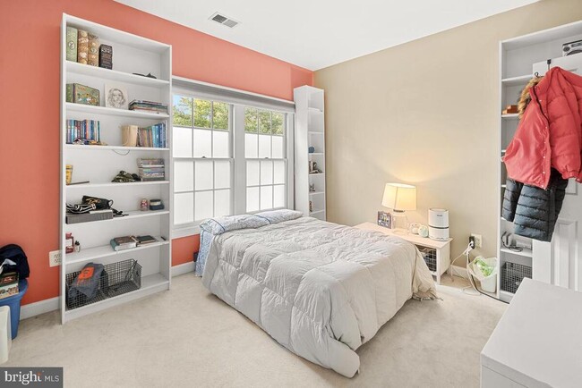 Building Photo - 6430 Bellevue Pl