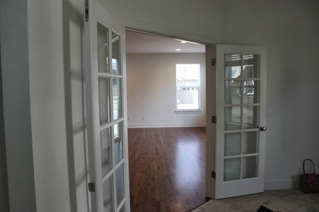 Building Photo - 10334 Kenneth Dr
