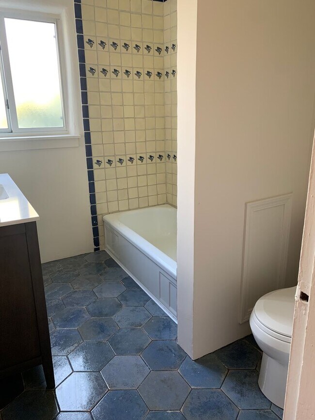 Building Photo - Renovated Santa Fe Home!!