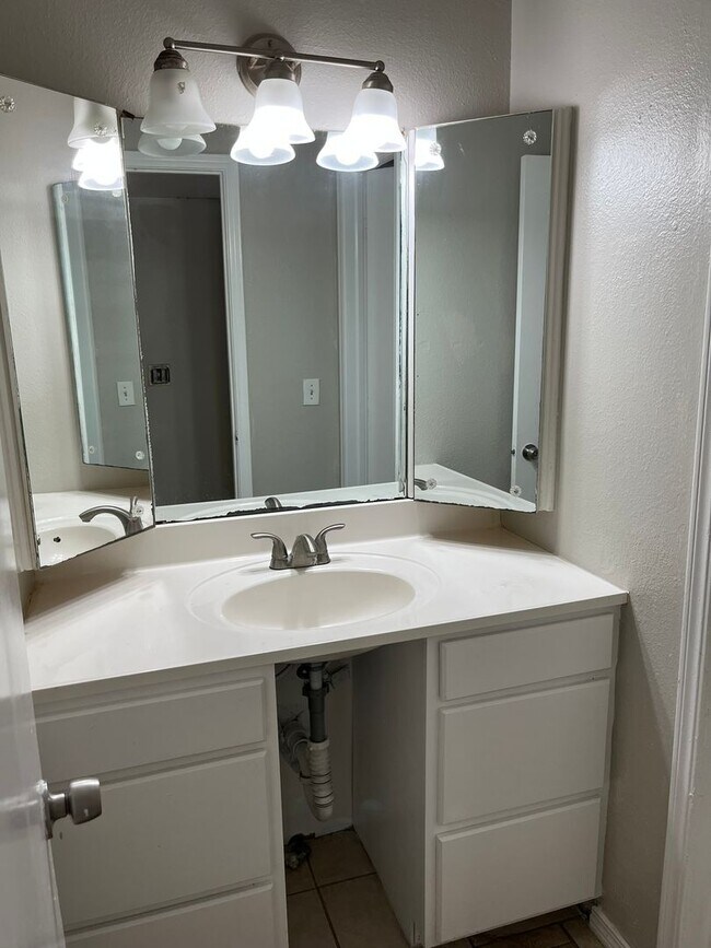 Building Photo - 1 Bed 1 Bath Downstairs Unit