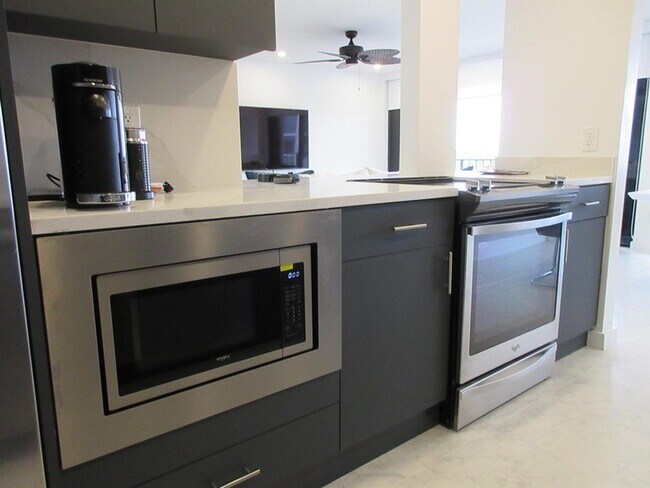 Building Photo - 859 Jeffery St