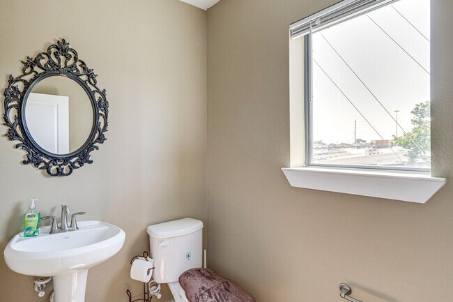 Building Photo - 1613 Bonner St