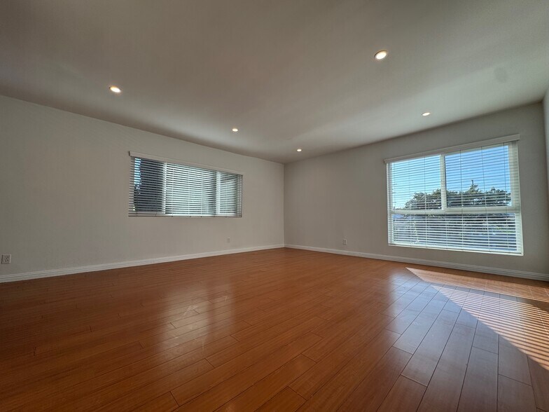 Primary Photo - 5708 Woodman Ave