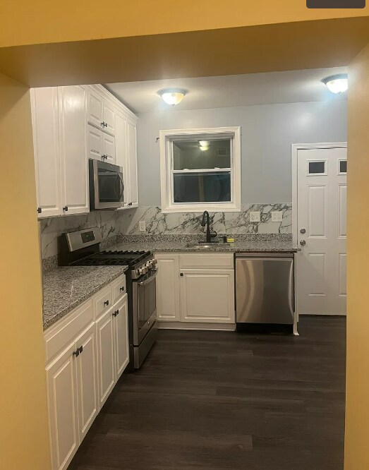 Building Photo - 2 Bedroom Plus Den 2.5 Bathrooms