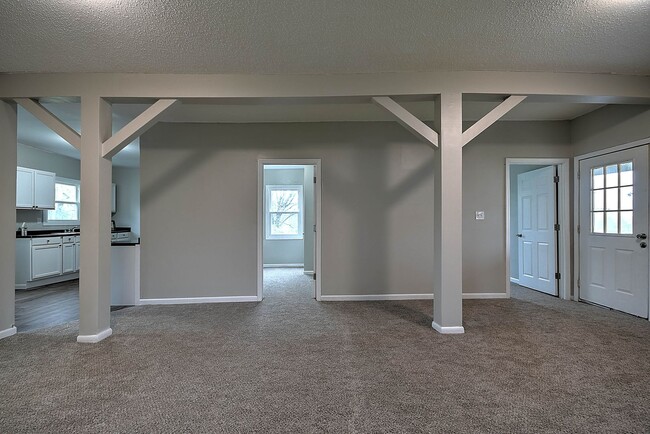 Building Photo - 635 S McKee St