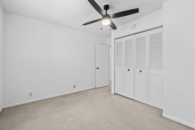 Building Photo - 811 Sky Pine Way
