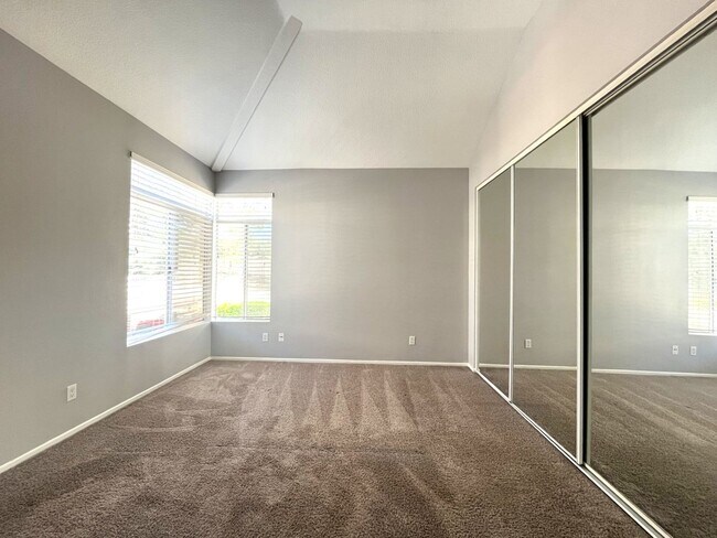 Building Photo - 2 bed, 2 bath located in Corona, CA!