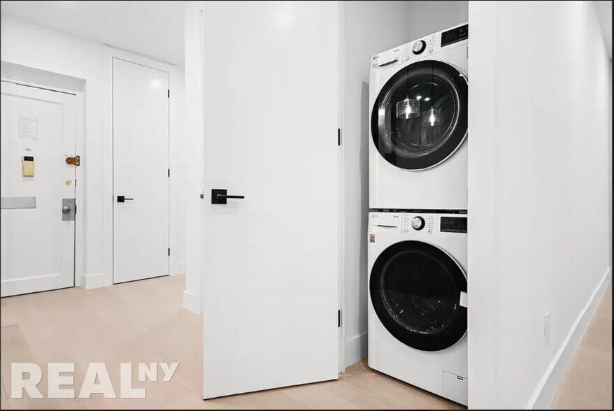 Building Photo - 704 Eighth Avenue