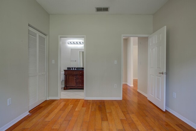 Building Photo - 520 Florida Club Blvd