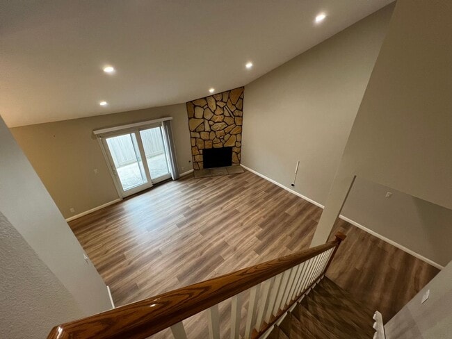 Building Photo - 2 Bedroom 1.5 Bath Townhouse Condo for Rent in the Heart of Monrovia