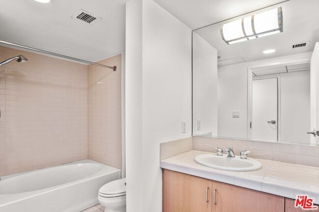 Building Photo - 13700 Marina Pointe Dr