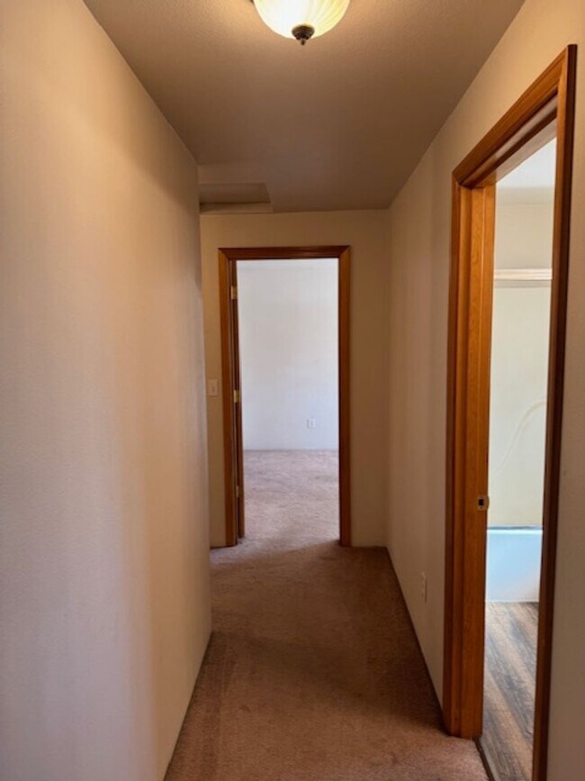 Building Photo - 323-325 SE K